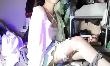 นักศึกษาสาวสุดเซ็กซี่หน้าตาดี ถ่ายเซลฟี่แบบส่วนตัวให้แฟนหนุ่มดู และขอร้องให้เขาเย็ดเธอ โดยเธอสวมเครื่องแบบต่างๆ และถุงน่องสีดำเพื่อยั่วยวนแฟนหนุ่ม ซึ่งเป็นผู้หญิงใจร้ายตัวจริง