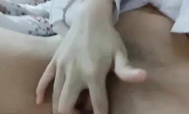 นักศึกษาสาวเจ้าชู้ที่เกิดในช่วงปี 2000 ถ่ายเซลฟี่ในหอพักหญิงให้แฟนหนุ่มที่อยู่ห่างไกลเห็น เธอหื่นมากเมื่ออยู่ในที่ส่วนตัว