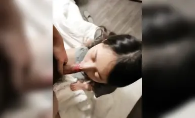 เด็กสาวชั้นปีที่สองจากวิทยาลัยแห่งหนึ่งที่มีรูปร่างหน้าตาดี มีรูปร่างดี เธอเป็นเด็กสาวที่บริสุทธิ์และอ่อนหวานต่อหน้าคนอื่นๆ แต่เธอกลับถูกฝึกให้เป็นผู้หญิงใจร้ายที่ชอบกินไก่ในที่ส่วนตัว