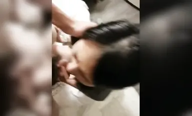 เด็กสาวชั้นปีที่สองจากวิทยาลัยแห่งหนึ่งที่มีรูปร่างหน้าตาดี มีรูปร่างดี เธอเป็นเด็กสาวที่บริสุทธิ์และอ่อนหวานต่อหน้าคนอื่นๆ แต่เธอกลับถูกฝึกให้เป็นผู้หญิงใจร้ายที่ชอบกินไก่ในที่ส่วนตัว