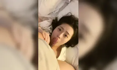 Pelajar kolej perempuan merah jambu yang dilahirkan pada tahun 2000-an itu bertukar menjadi jalang kecil yang makan ayam. Dia ditekan di atas katil oleh teman lelakinya dan disetubuhi tanpa kondom. Faraj merah jambunya juga ditembak tanpa kondom.