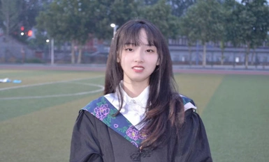 卒業したばかりの女子大生は、彼氏と部屋に入るのが待ちきれない。ホテルで拘束され、コンドームなしで調教され、激しく突き上げられ、射精させられる。小悪魔の姿勢がはっきりと見えた。