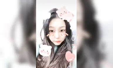 Một nữ sinh viên đại học hơi mũm mĩm, ngoại hình ưa nhìn, cực kỳ trong sáng trước mặt người khác, bị bạn trai ở xa bí mật quay phim trực tuyến, còn dang rộng âm hộ để chơi đùa bằng nhiều cách khác nhau