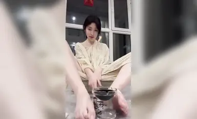 A small internet celebrity with hundreds of thousands of fans on Douyin, a female college student with good looks and good figure, privately customized benefits for the top guy, and had sex with the top guy and it was leaked (2)