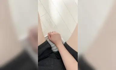 対照的な雌犬は、メガネをかけた女子大生が遠距離の彼氏とオンラインでチャットしてセックスを求めているのを見なければなりません、この体はかなり良いです