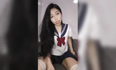 很耐看的气质母狗大学生，无套啪啪大秀，脸穴同框假鸡巴深插蜜穴，表情反差到爆(32)