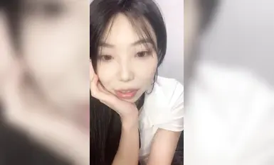 很耐看的氣質母狗大學生，無套啪啪大秀，臉穴同框假雞巴深插蜜穴，表情反差到爆 (34)