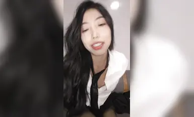 非常に魅力的な気質の雌犬の大学生、コンドームなしのセックスショー、同じフレームの顔の穴に偽のペニスが蜜穴の奥深くまで入り、表情の対比が爆発する（40）