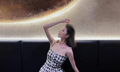 หญิงสาวผิวขาวสวยมีเซ็กส์กับเพื่อนอย่างเป็นส่วนตัว สวมถุงน่องสีดำเปิดเป้าและพยายามผลักตัวเองในกระจก