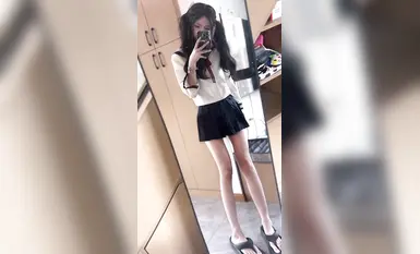 清纯粉嫩的女大学生，自拍给金主的定制福利，这粉嫩玉足简直就是极品(1)