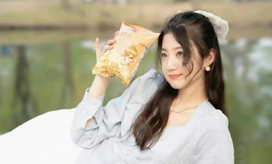 神仙颜值的女大学生，在金主面前就是骚浪母狗，被各种调教玩弄爆操，妹子很主动乘骑，这颜值和身材简直了(1)