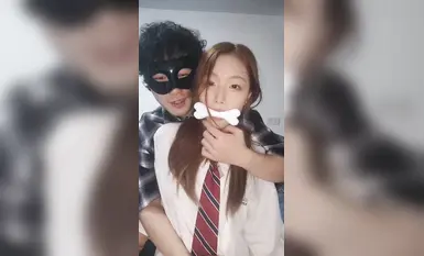 Con đĩ 19 tuổi, thân hình to lớn, bị một gã đàn ông dơ bẩn cưỡng hiếp, với đủ loại đạo cụ, và cô ta lên đỉnh và thở hổn hển liên tục (25)