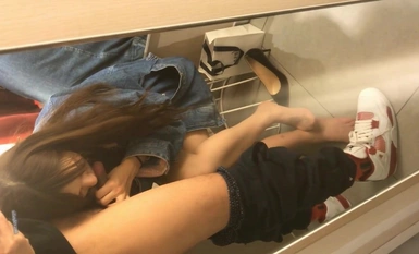 黑丝玉足反差女大学生，商场试衣间立口爆足交不雅私拍(2)