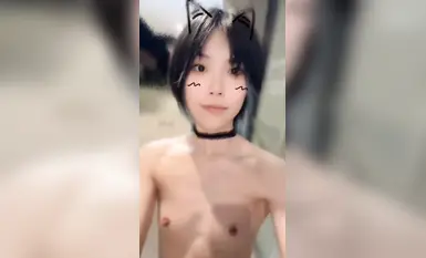 极品母狗，贫乳反差女大，户外露出放尿，掰逼自拍，白眼高潮脸，与主人在酒店里无套啪啪，吞精喝尿