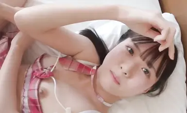 음모는 듬성듬성하고, 분홍빛으로 물든 부드러운 가슴의 세 점이 아름답다. 나는 그녀가 자랑스러운 년이다. 콘돔도 없이 거대한 자지에 두 구멍이 드러났다가, 다시 꺼내져 하얗고 부드러운 가슴에 사정을 한다 (1)