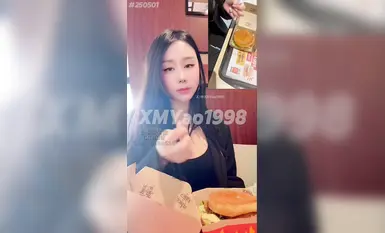 [Xi Mengyao] "Sperm Burger", made on the spot at McDonald's restaurant! There was also a beautiful woman sitting opposite us, peeking at us all the time, and when she left, she deliberately came over to take a glance, and finished making the sperm burger in front of her!