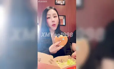 【西夢瑶】マクドナルドでその場で作った「精子バーガー」！向かいに座っていた美人さんがずっとこっちをチラチラ見てたんだけど、帰る時にわざとこっちに来てチラチラ見てくれて、目の前で精子バーガーを仕上げてくれた！