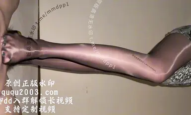 [고양이와 얼음] 스타킹과 긴 다리가 대조되는 왕녀_뱀 무늬 힙 스커트_손과 발