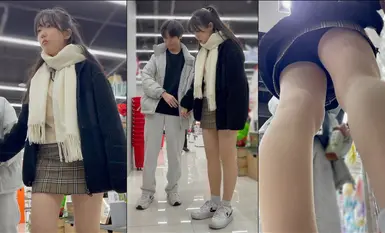 他完全不知道女友校裙下的黑色內褲正被陌生人偷拍。