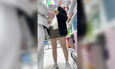 他完全不知道女友校裙下的黑色內褲正被陌生人偷拍。