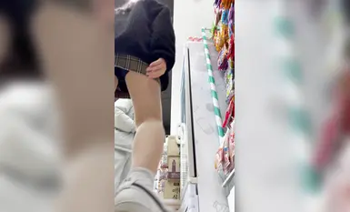 他完全不知道女友校裙下的黑色內褲正被陌生人偷拍。