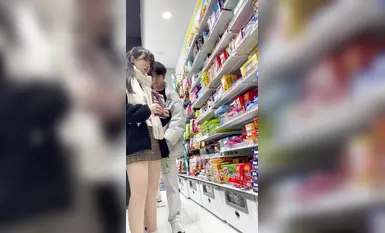 他完全不知道女友校裙下的黑色內褲正被陌生人偷拍。