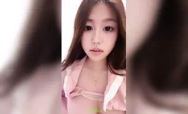 邻家骚妹妹【朵朵的】奶子白嫩超漂亮在直播间放大招，娇躯全裸大胆掰开粉嫩小逼，淫水闪闪尺度爆表_2