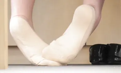 【腳套鞋底】大膽露出腳底的女性