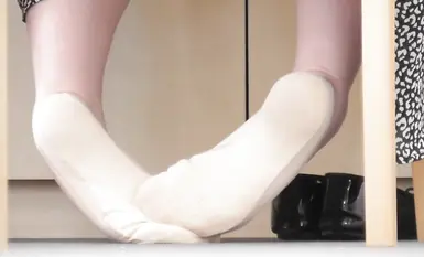 【腳套鞋底】大膽露出腳底的女性