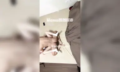 推特網紅極品白嫩綠帽人妻【momo33094】酒店多人運動，各種姿勢挑逗，玩內射口爆，一手握著雞巴一手挨操，騷 (5)