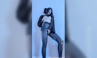 外网福利姬火辣来袭！外国少女清纯学生外表下是反差母狗，cosplay丝袜造型撩人，裸足白虎尽显诱惑。作品撸点炸裂，私密画面勾魂摄魄(3)