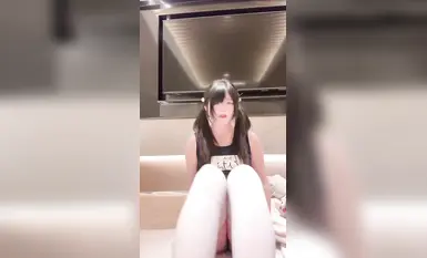 極品白嫩誘人少蘿，超反差定製視頻流出 (1)