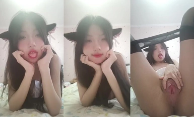 超级反差的小萝莉。悄悄的一个人在家自慰，不管什么女人，穿上了黑丝，就很性感(2)