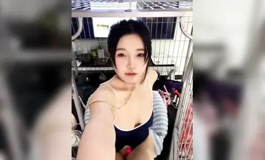 Gadis cantik berpenampilan tinggi, payudara besar putih lembut, Loli kecil, tulen dan menarik, melancap dalam sangkar anjing, kontras melampau, jalang (10)