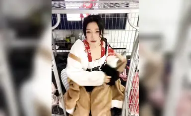 高顏值美女福利姬 白嫩大奶小蘿莉 清純誘人 狗籠自慰 極品反差騷母狗 (8)