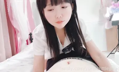 Loli Terbaik [yurinslittlepeach] Adakah anda suka gadis kecil menjilat puting anda dengan hujung lidah mereka?