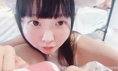 極品蘿莉【yurinslittlepeach】她是一隻發情的貓，一邊舔著陰莖一邊自慰，你能和Yurin一起高潮嗎？