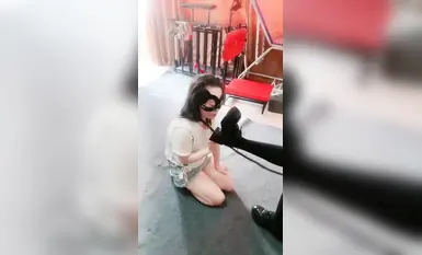 雙女S調教女奴，騎行羞辱，逼迫舔腳舔鞋底，暴力扇耳光-2