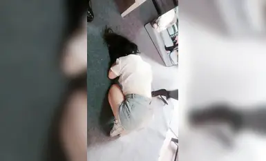 雙女S調教女奴，騎行羞辱，逼迫舔腳舔鞋底，暴力扇耳光