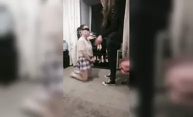 女女調教，女主人狠扇耳光，巴掌啪啪響，女M跪地求饒。舔鞋底、舔腳卑微女奴-1