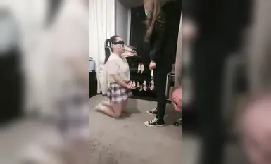 女女調教，女主人狠扇耳光，巴掌啪啪響，女M跪地求饒。舔鞋底、舔腳卑微女奴-1