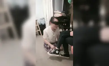 女女调教，女主人狠扇耳光，巴掌啪啪响，女M跪地求饶。舔鞋底、舔脚卑微女奴-2