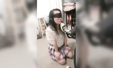 女女调教，女主人狠扇耳光，巴掌啪啪响，女M跪地求饶。舔鞋底、舔脚卑微女奴-2