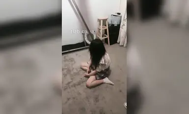 女女调教，女主人狠扇耳光，巴掌啪啪响，女M跪地求饶。舔鞋底、舔脚卑微女奴-2