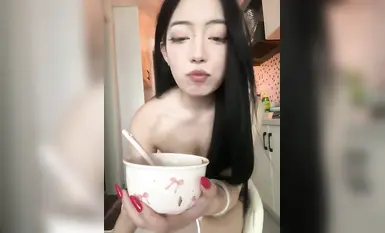 ST【大三在读美艳新人xiao-e-66 全裸滴蜡裸身做饭】