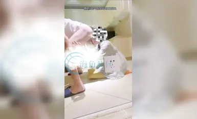 我和親妹妹，超爽的陽台全裸後入操妹妹