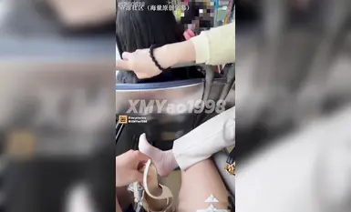 汐夢瑤-公交車露出 露臉 公交車上打飛機 射進高跟鞋 女生聞到味道回頭