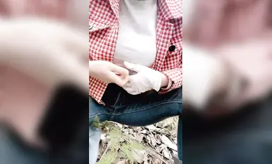 痴女と彼女のセックスフレンドは森の中で情熱的なセックスをし、コンドームなしで立ってファックした