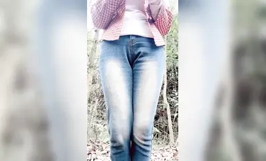 痴女と彼女のセックスフレンドは森の中で情熱的なセックスをし、コンドームなしで立ってファックした