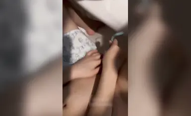 หนุ่มคนนี้มีเซ็กส์กับแฟนสาวชั้นปีที่สองในชุดสีชมพูในโรงแรม ❤️ มีการใช้พร็อพทุกประเภทร่วมกัน และเขาทนไม่ได้ จึงตะโกนว่า "พ่อ" และแสดงใบหน้าที่สมบูรณ์แบบของเขา